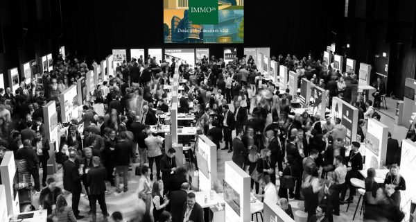 IMMO26 - die Schweizer Immobilienmesse für Investoren_Bild zVg + IMMO26 Logo 1000x600px
