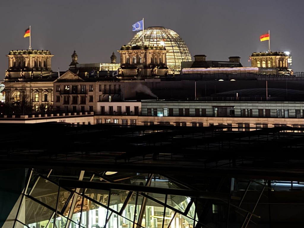 QUO VADIS 2026 - Hotel Adlon - Blick auf den Reichstag IMG_1723 (c) Mathias Rinka